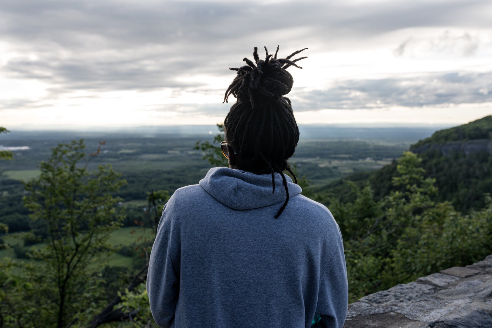 Mulher negra em meio à natureza.